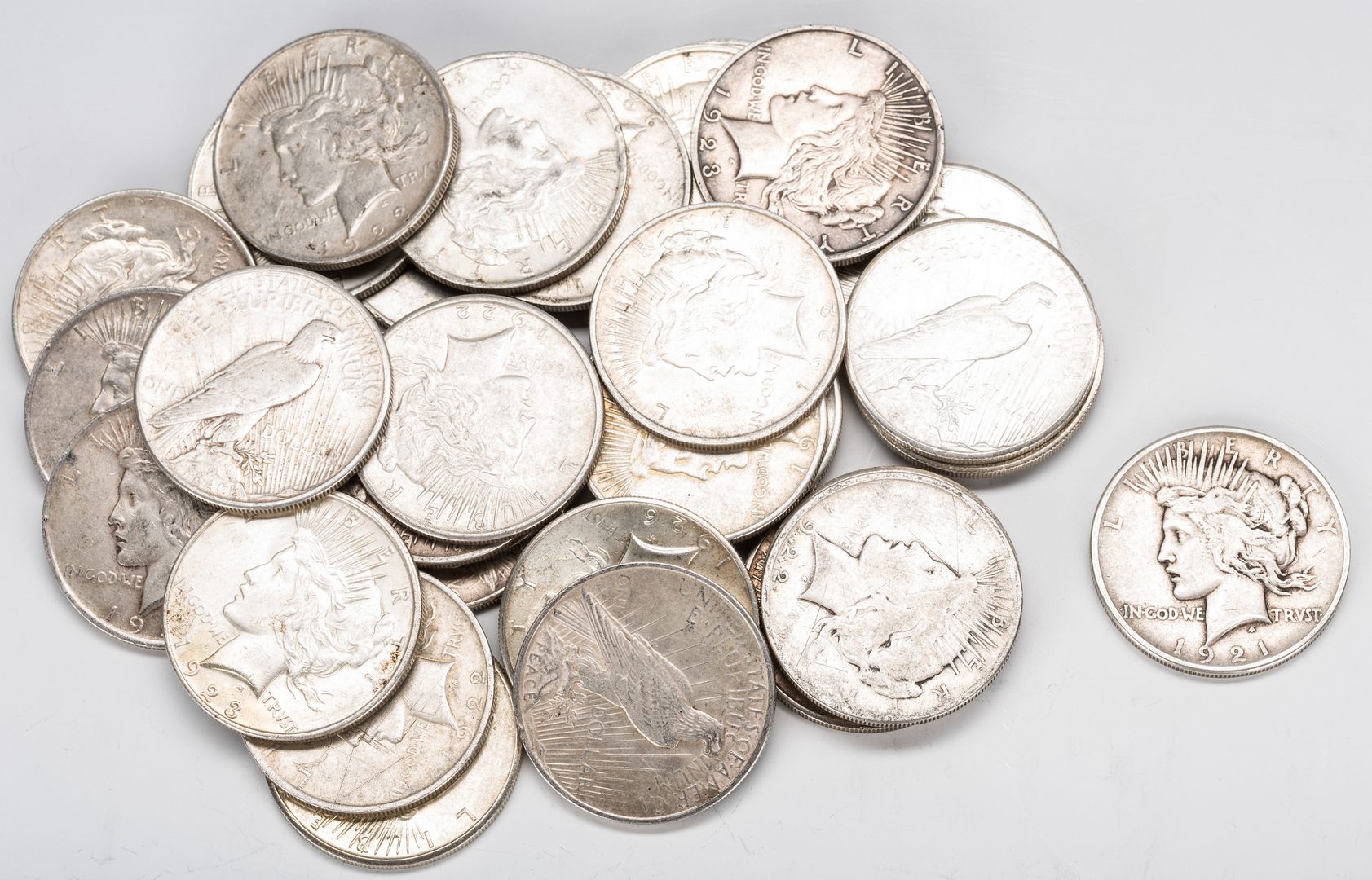 Lot 890: 32 U.S. Peace Silver Dollars, inc. 1921