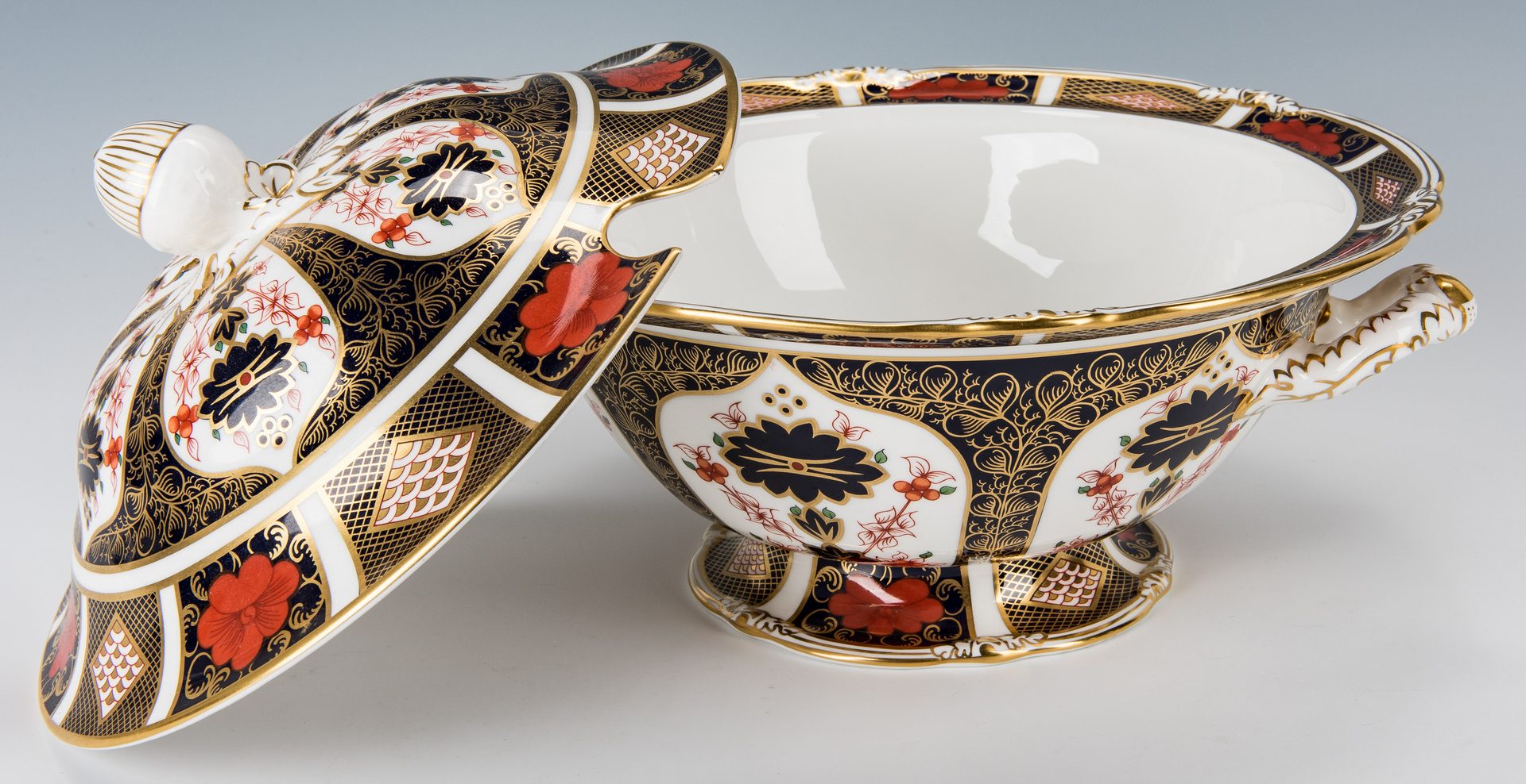 Lot 237: 13 Pcs. Royal Crown Derby Porcelain, incl. Tureen