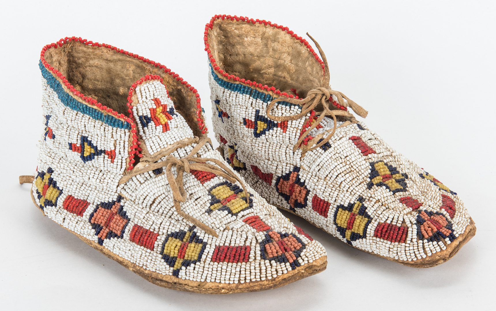 Lot 586: Native American Beaded Moccasins & Gloves, 2 Items