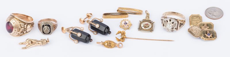 Lot 665: 13 items of 10K gold jewelry, incl. Masonic