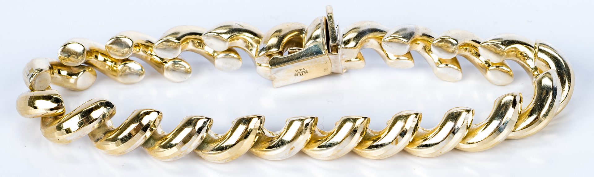 Lot 689: 14K yellow gold shrimp link bracelet