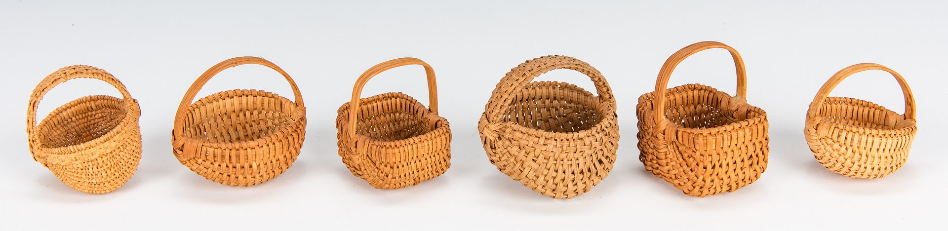 Lot 385: 16 TN & Southern Baskets, inc. 15 miniatures