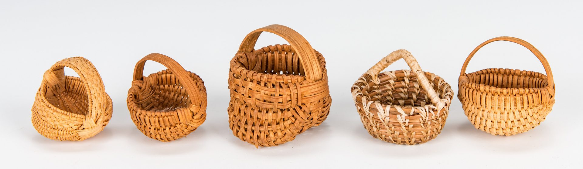 Lot 385: 16 TN & Southern Baskets, inc. 15 miniatures