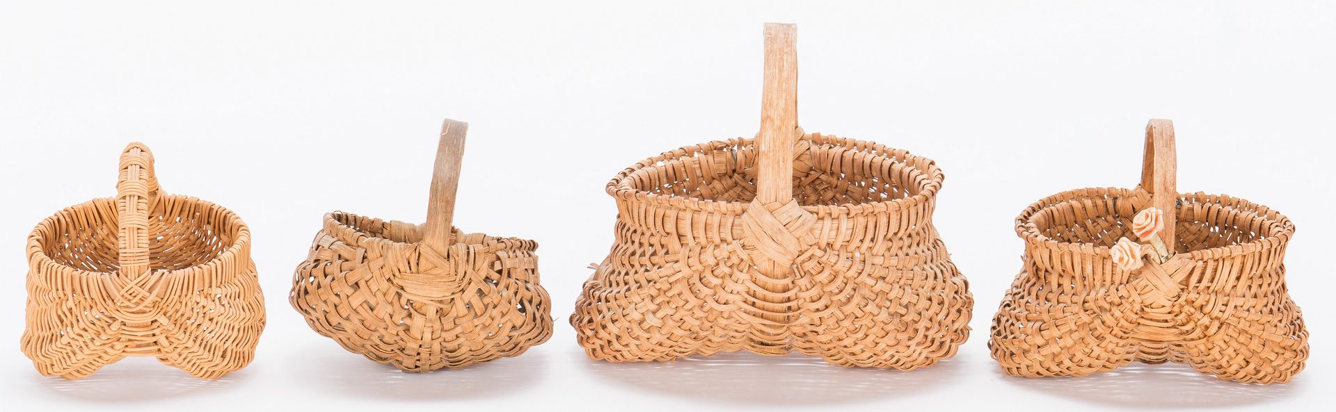 Lot 386: Grouping of 13 Southern Baskets, incl. miniatures
