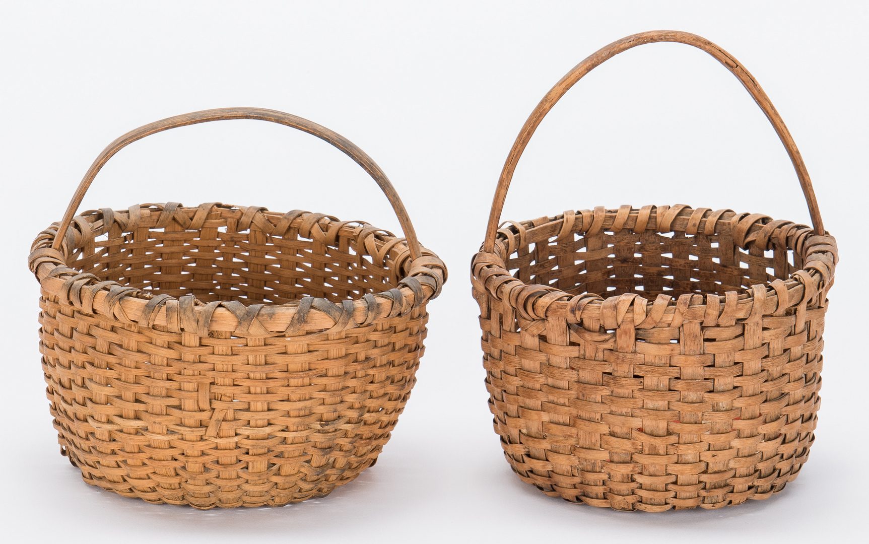 Lot 386: Grouping of 13 Southern Baskets, incl. miniatures