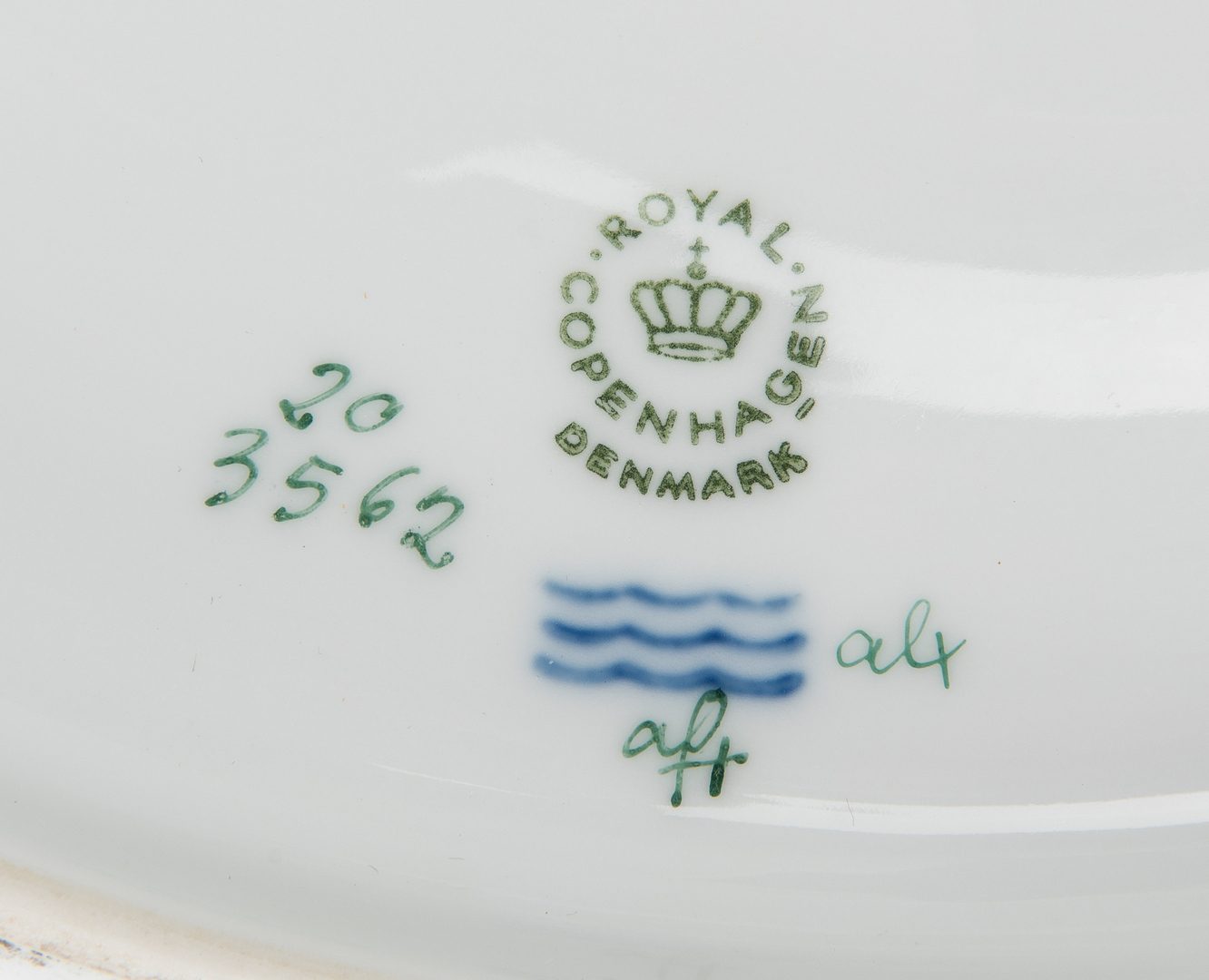 Lot 256: Royal Copenhagen Denmark Flora Danica Porcelain Round Tureen w/ Lid