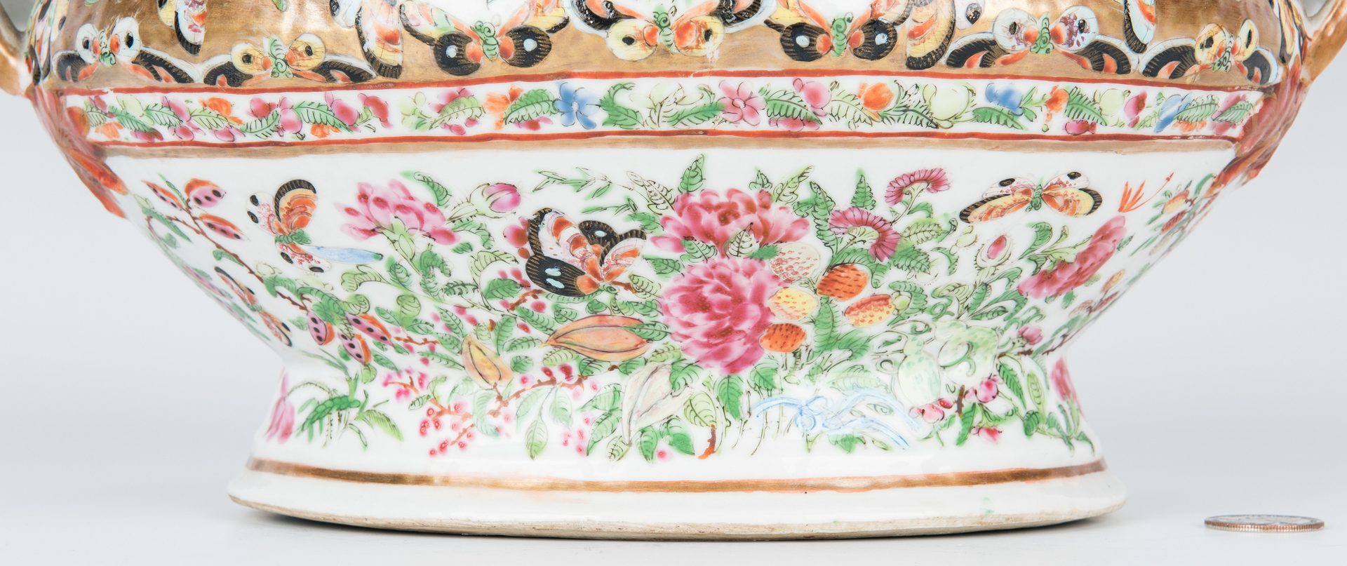 Lot 28: 4 Famille Rose Serving pieces incl. Tureen
