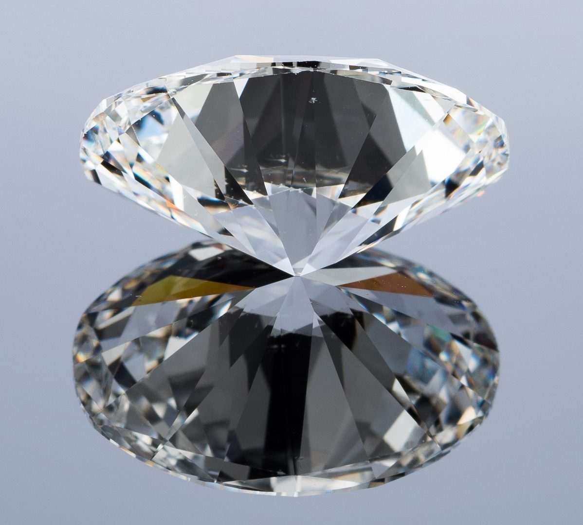 Lot 41: 7.32 Oval Diamond, VS1/G & 2 FIY GIA 3-stone ring