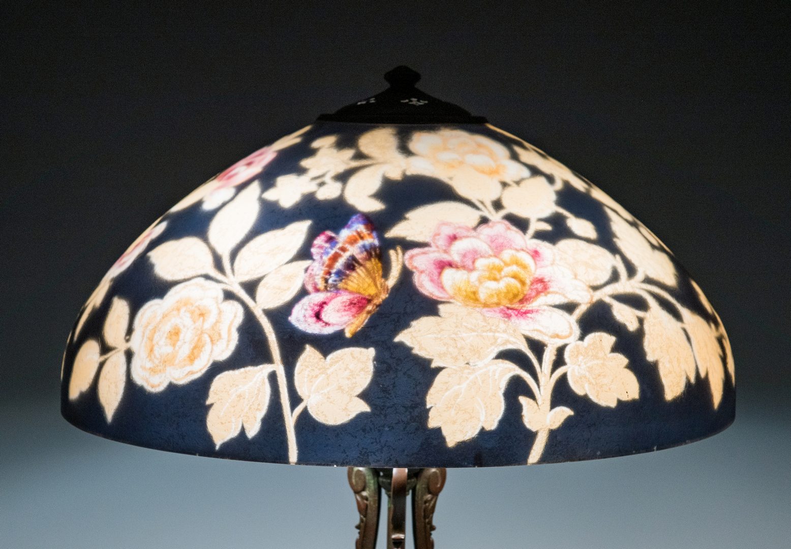 Lot 511: Handel Reverse Painted Table Lamp, Parrots