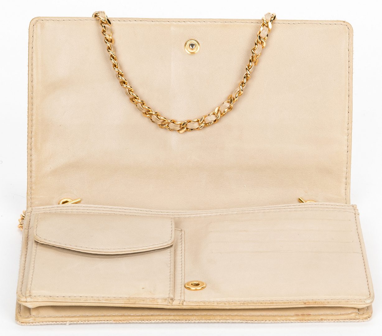 Lot 750: 2 Chanel Items incl. Wallet/Crossbody & Crochet Bag