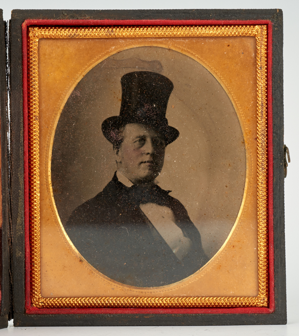 Lot 1046: 9 Cased Photography Portraits