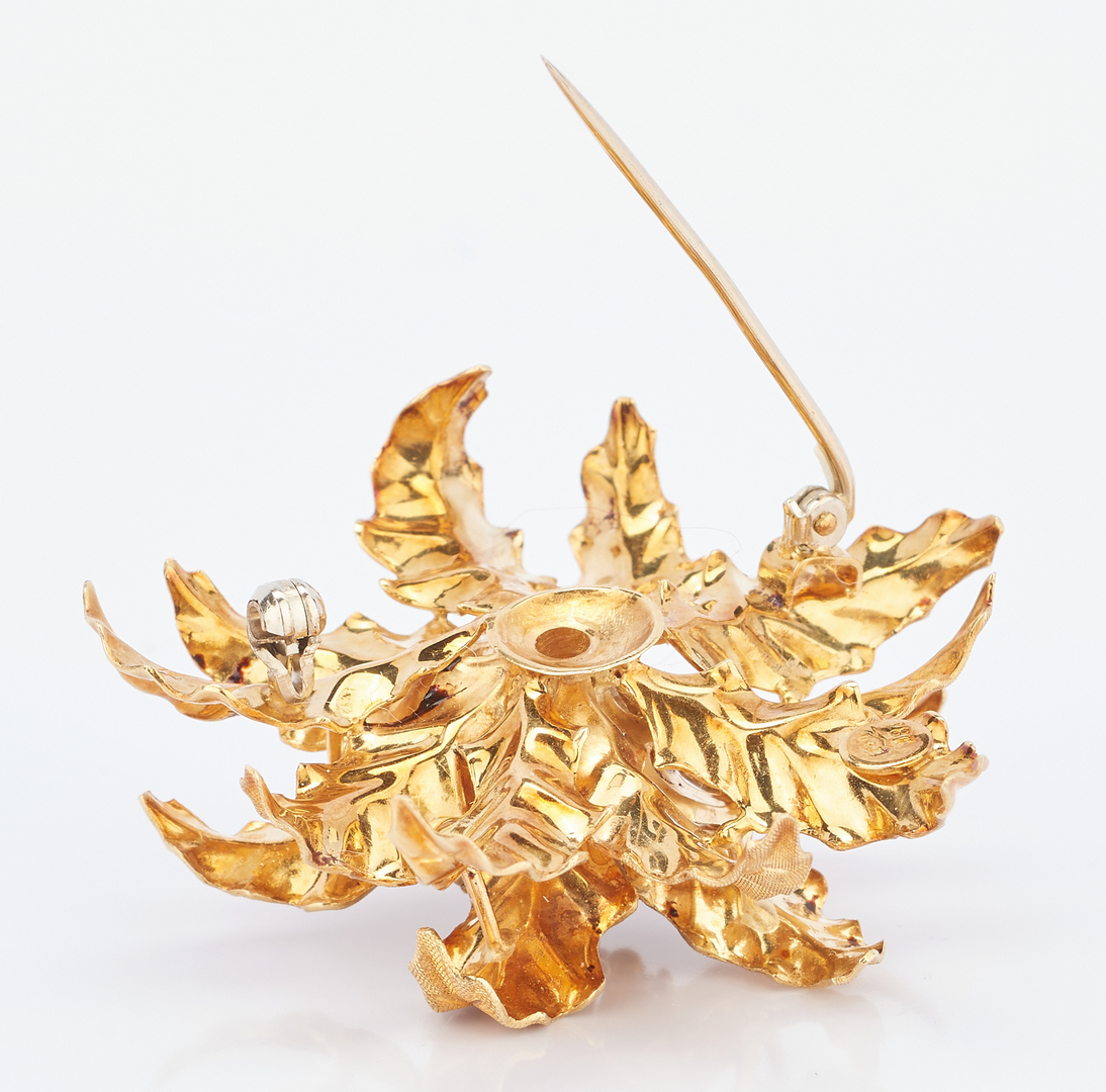 Lot 780: 18K Gold & Diamond Flower Brooch