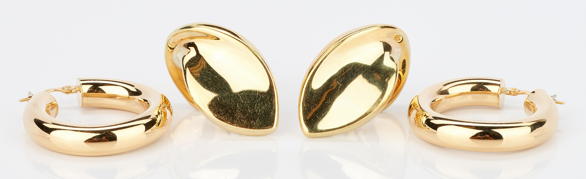 Lot 923: 2 Prs. 18K Earrings, Peter Wong and Unoaerre