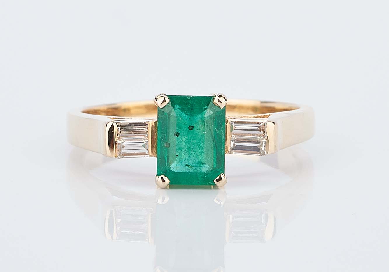 Lot 930: Ladies Emerald & Diamond Ring
