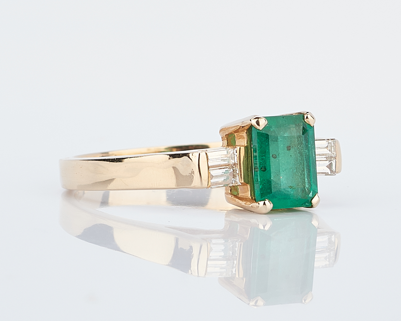 Lot 930: Ladies Emerald & Diamond Ring