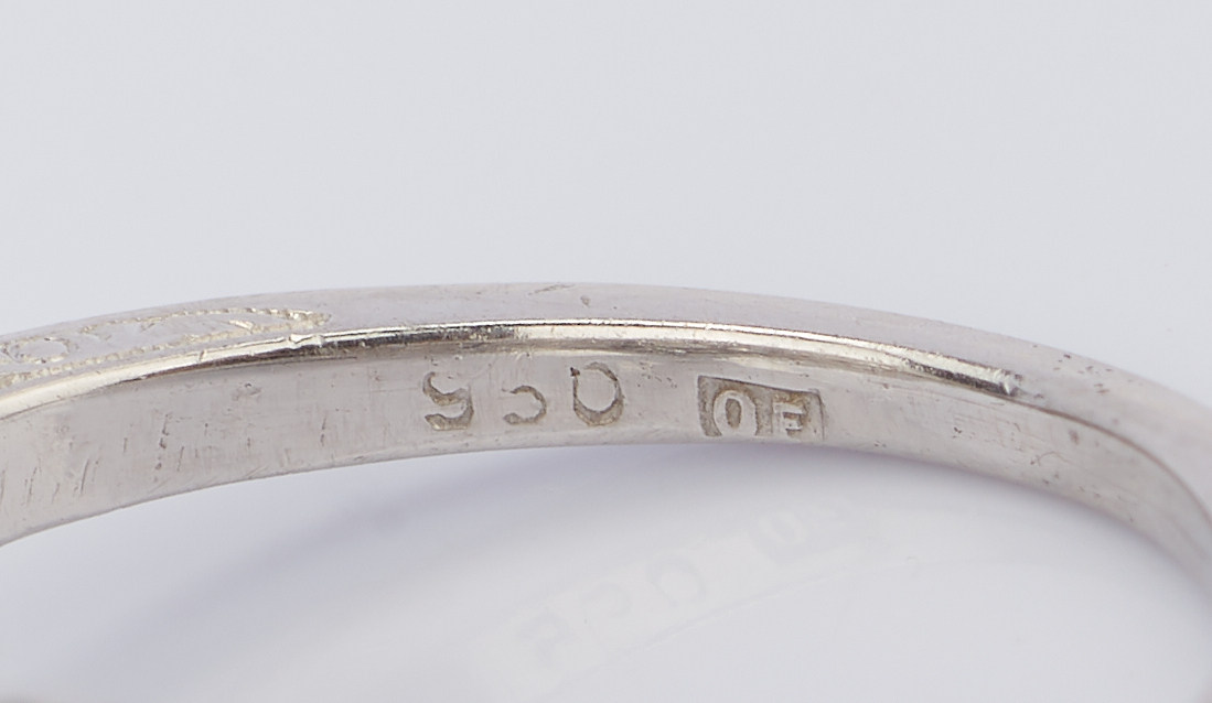Lot 932: Ladies Art Deco Platinum & Diamond Ring