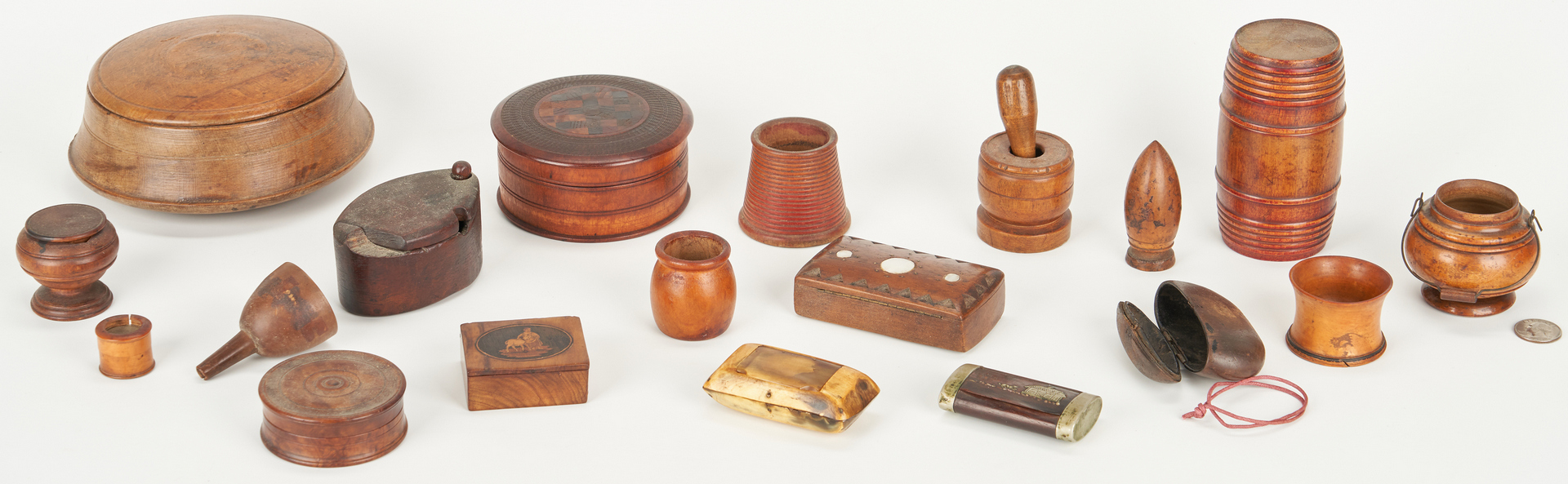 Lot 386: 19 Assorted Items: Treenware, Spice Boxes & Snuff Boxes plus 1 other