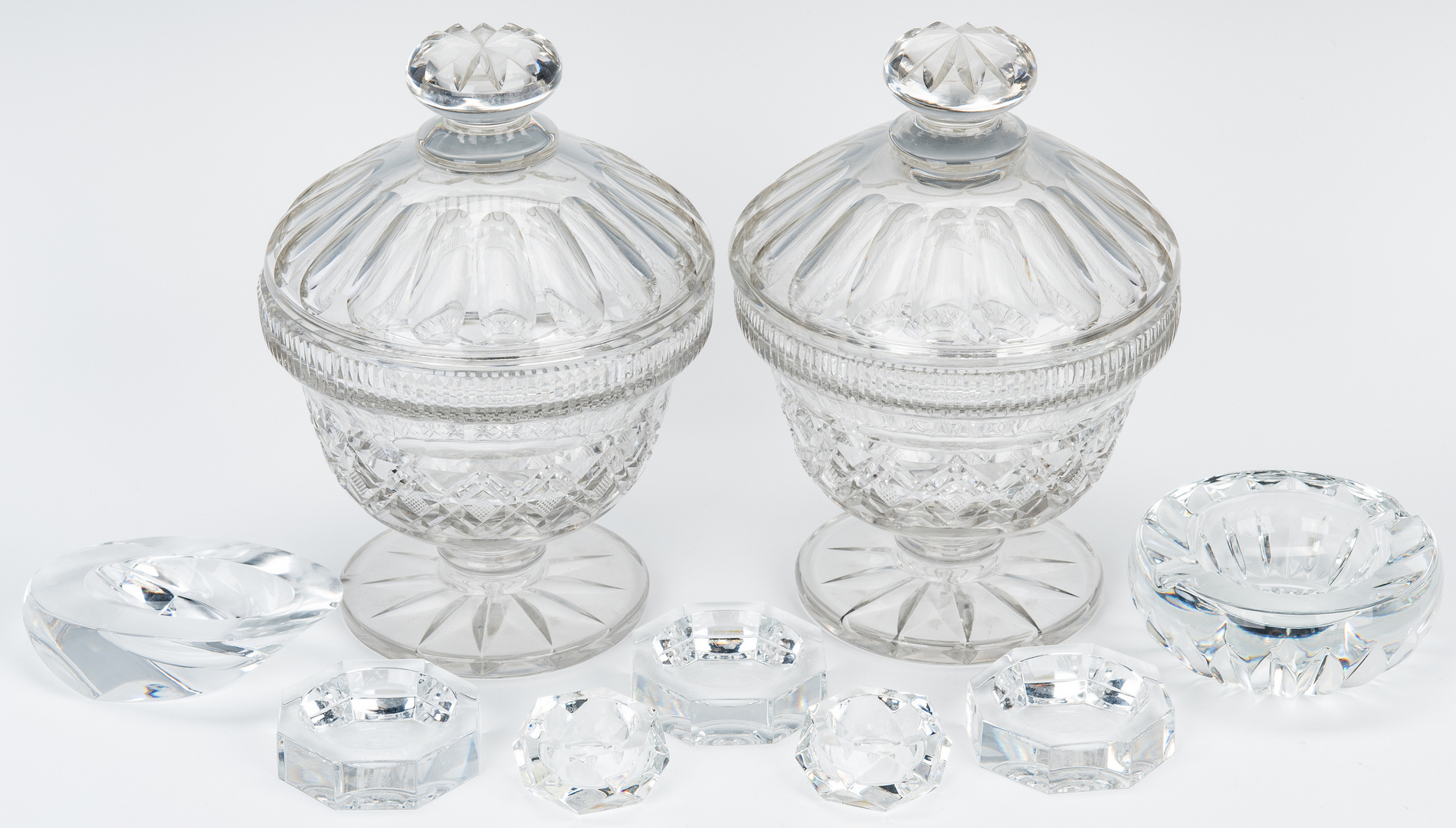 Lot 946: Group 5 Decorative Table Items & Baccarat Crystal
