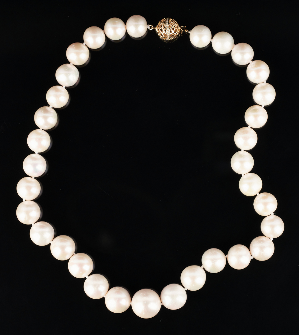 Lot 270: 14K Gold Clasp 17" Strand of South Sea Pearls