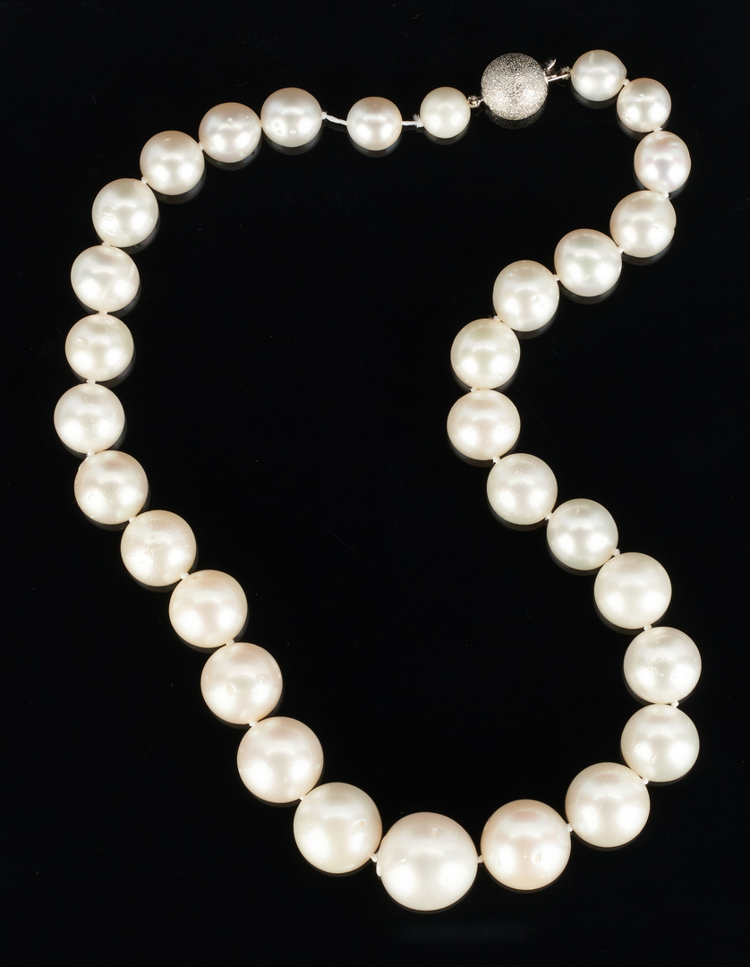 Lot 495: Graduated South Sea Pearl Necklace