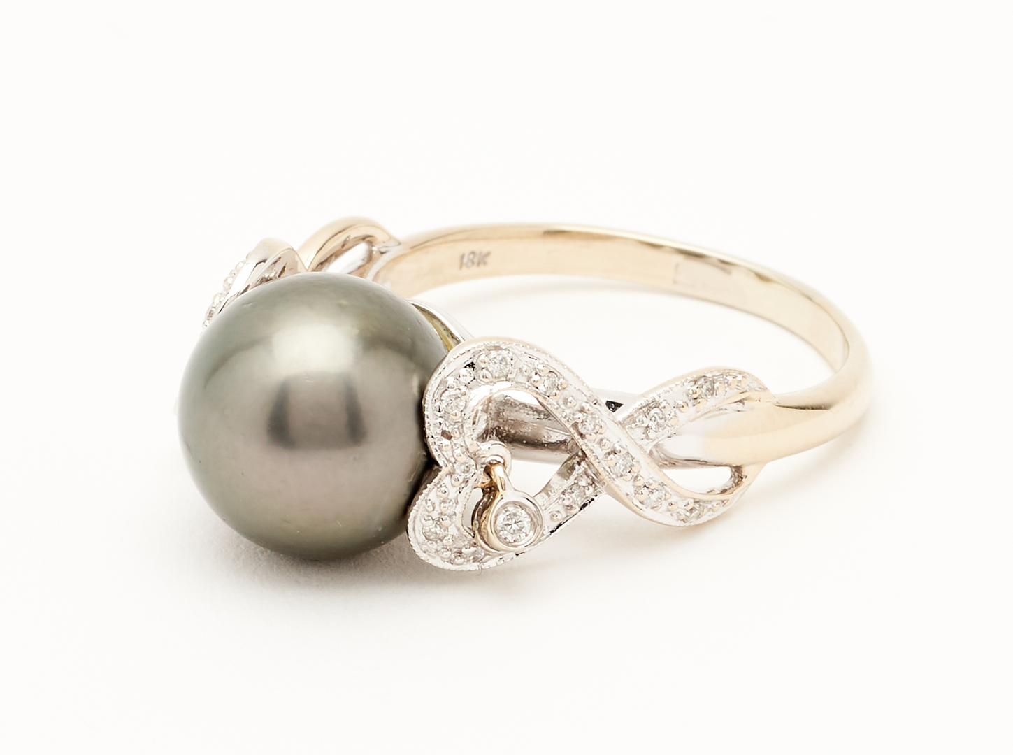 Lot 1099: 18K Tahitian Pearl & Diamond Ring