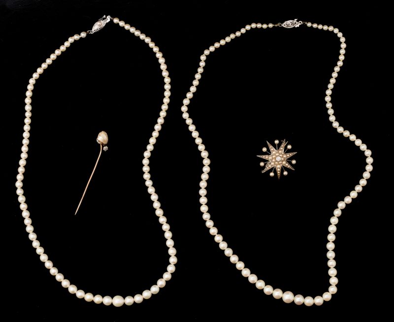 Lot 1109: 4 Pearl Jewelry Pieces, incl. Mikimoto