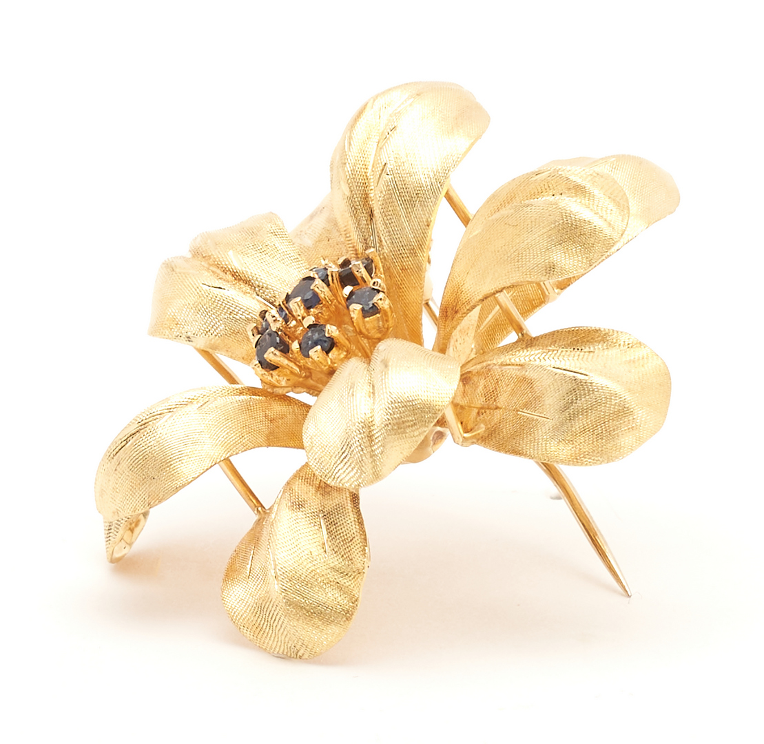 Lot 1117: 18K Gold & Sapphire Flower Brooch