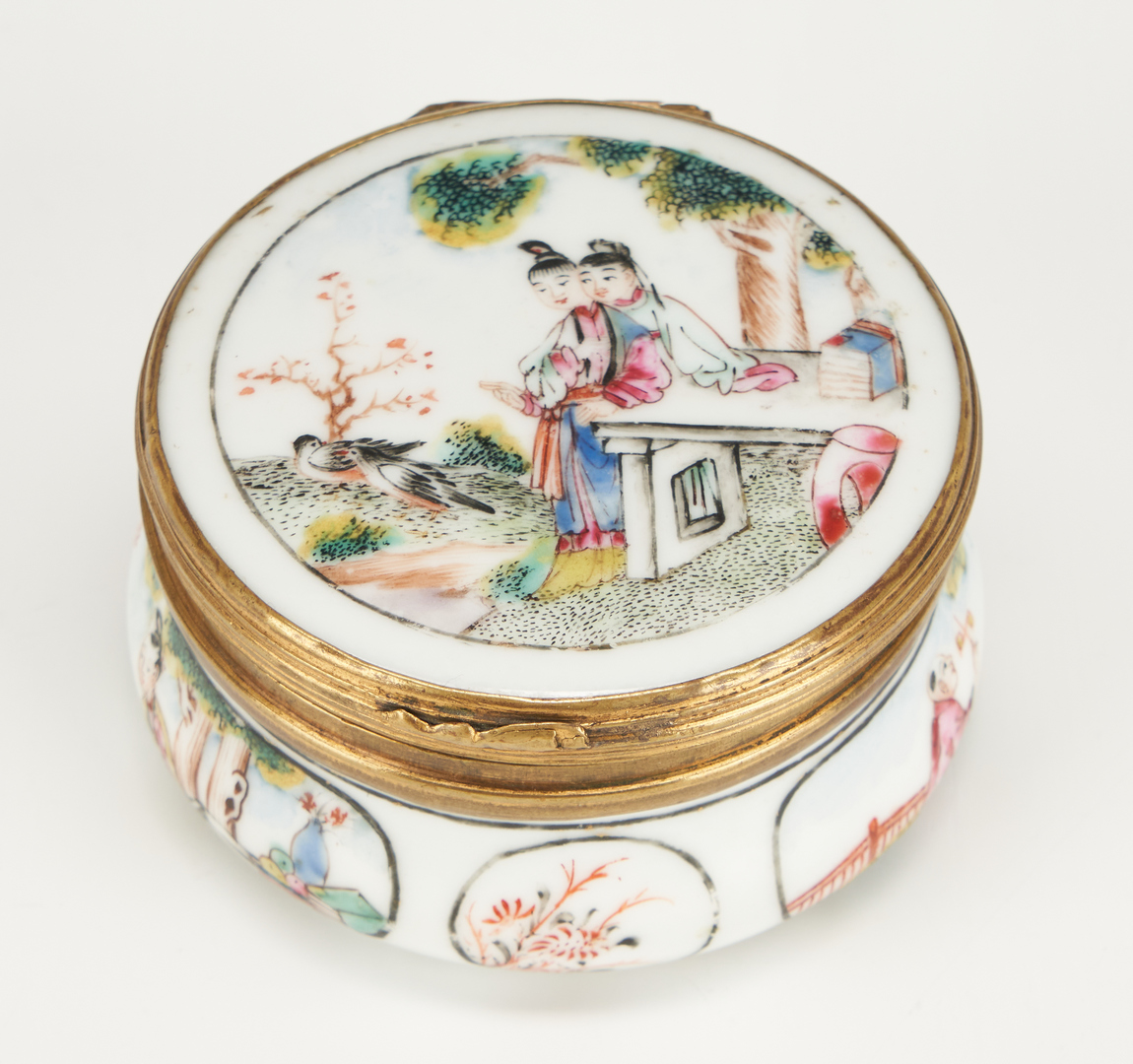 Lot 30: 4 Chinese Export Porcelain Items incl. Snuff or Paste Box
