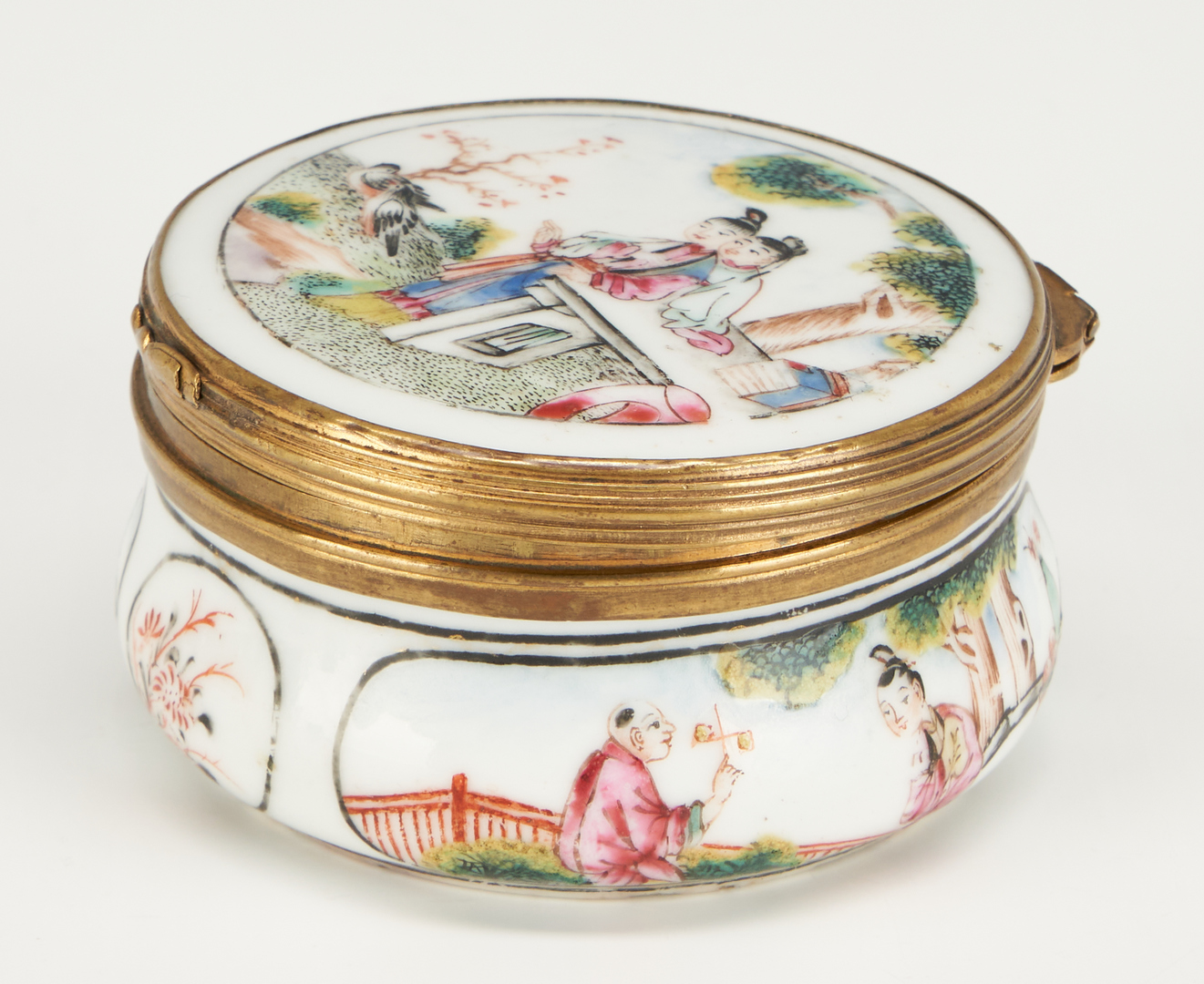 Lot 30: 4 Chinese Export Porcelain Items incl. Snuff or Paste Box
