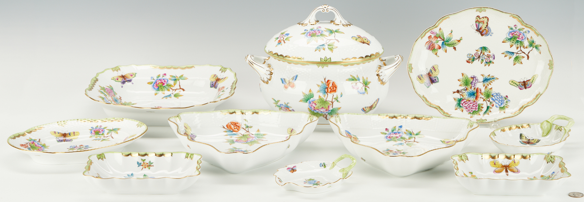 Lot 365: 10 Herend Queen Victoria Table Service Items, incl. Lidded Tureen