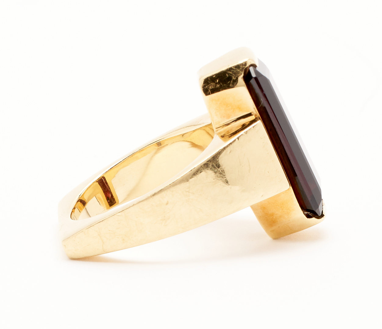 Lot 798: Ladies 18K Designer Garnet Ring