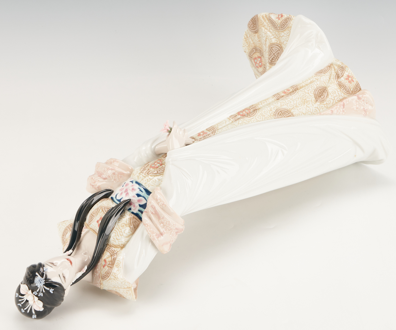 Lot 942: Limited Edition Lladro Porcelain Figure, Chinese Beauty