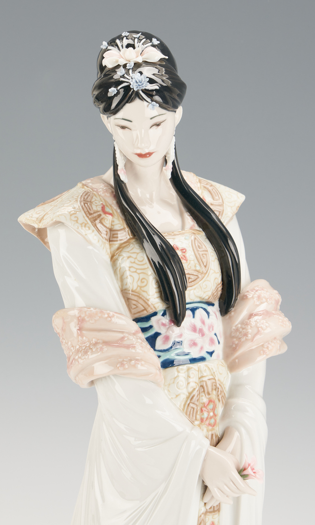 Lot 942: Limited Edition Lladro Porcelain Figure, Chinese Beauty