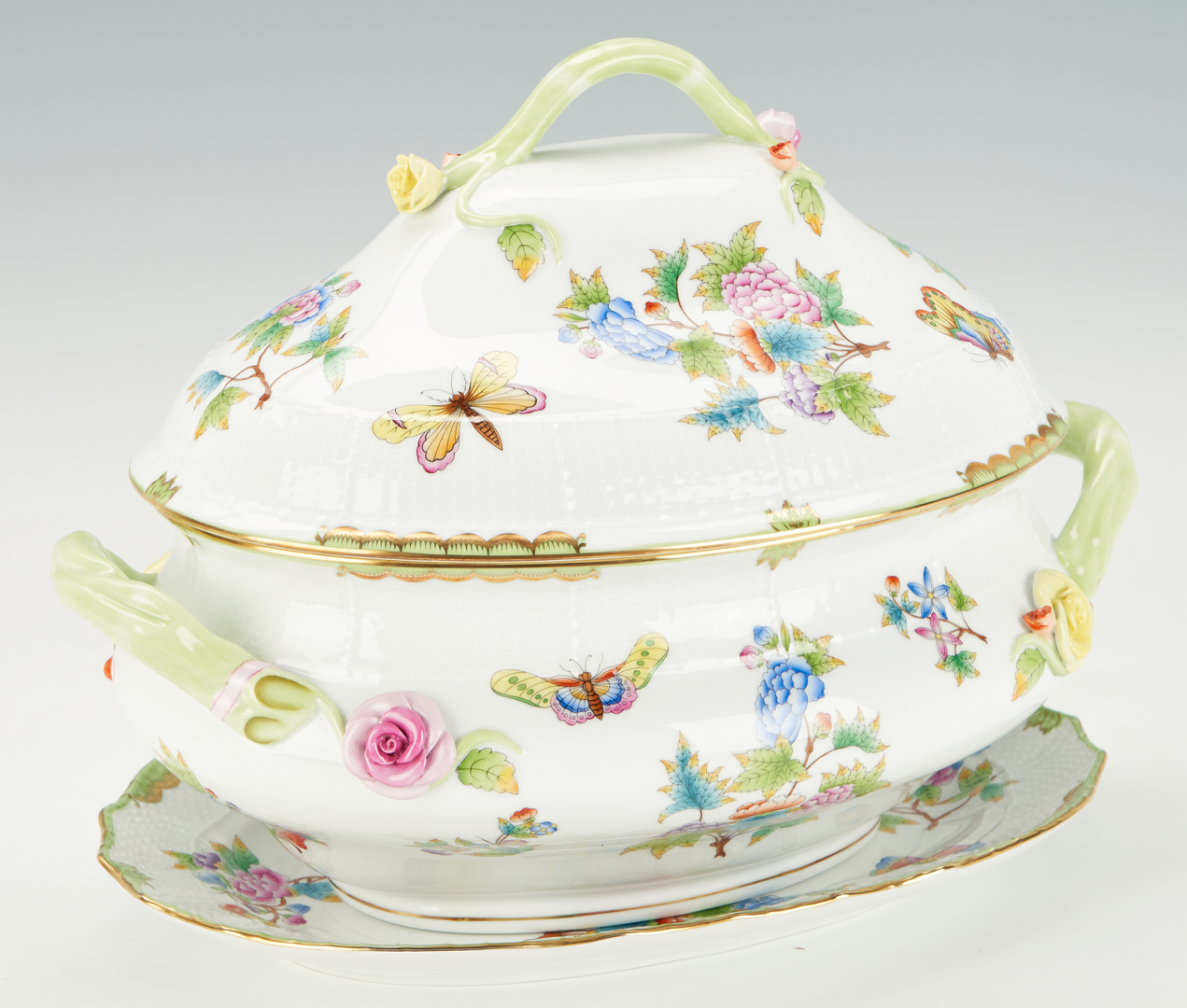 Lot 943: Herend Queen Victoria Tureen and Underplate