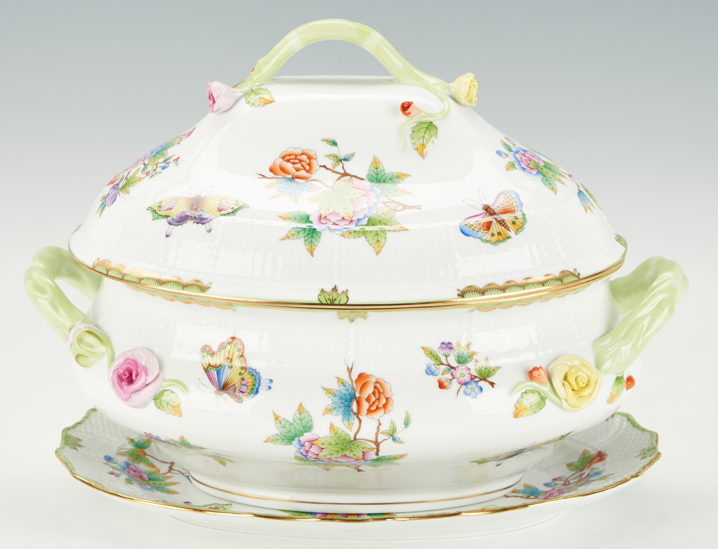 Lot 943: Herend Queen Victoria Tureen and Underplate