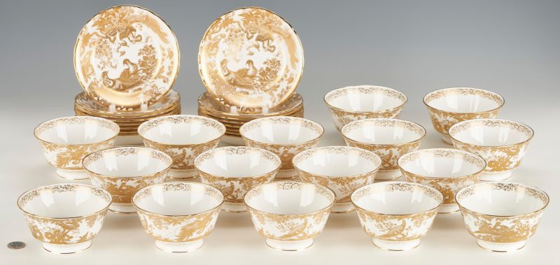 Lot 361: 32 Royal Crown Derby Gold Aves Bowls