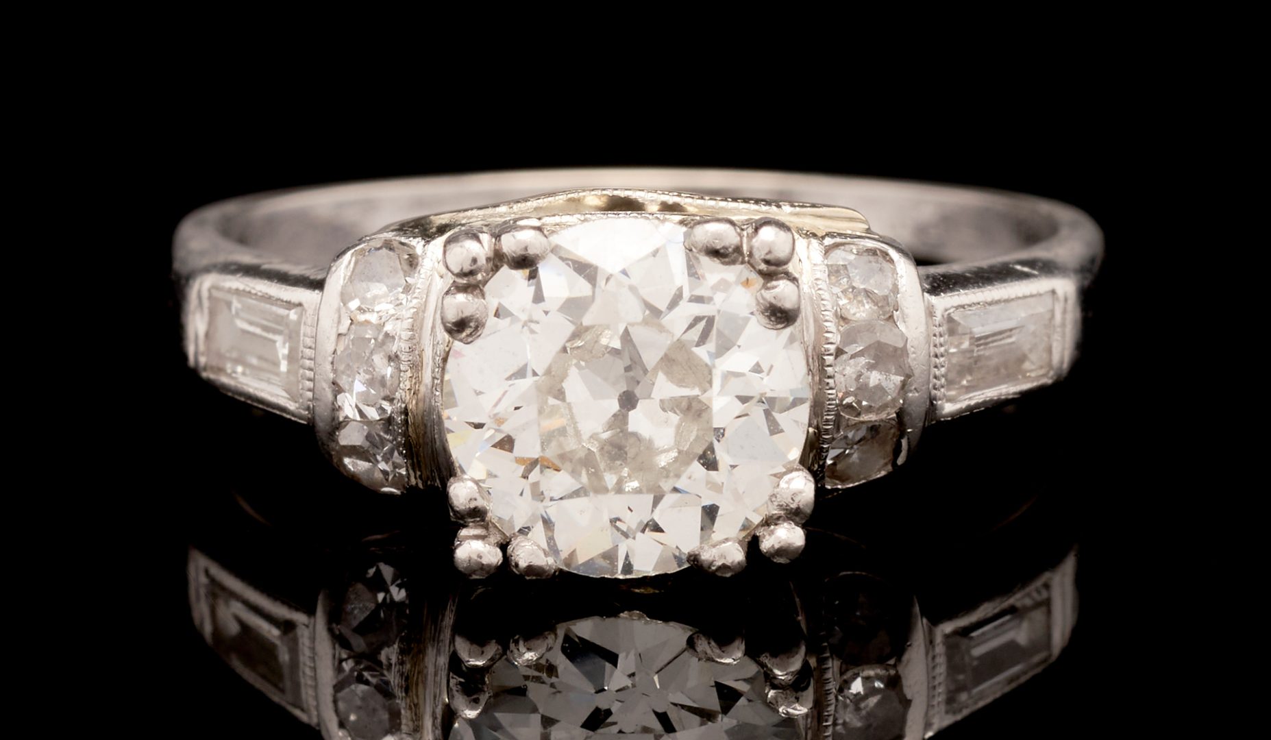 Lot 51: Ladies Art Deco Platinum Diamond Ring