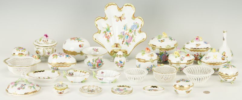 Lot 189: 29 Herend Queen Victoria Decorative Items