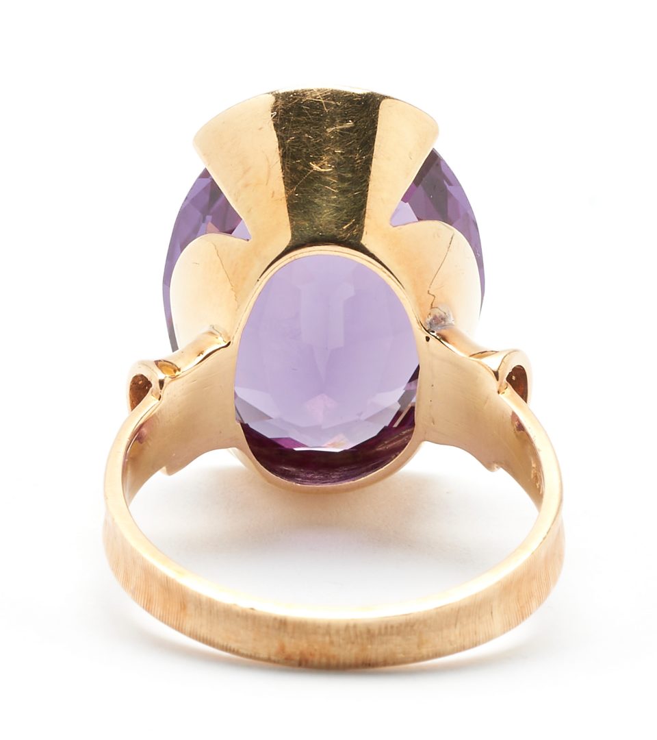Lot 553: 18K Purple Sapphire Ring
