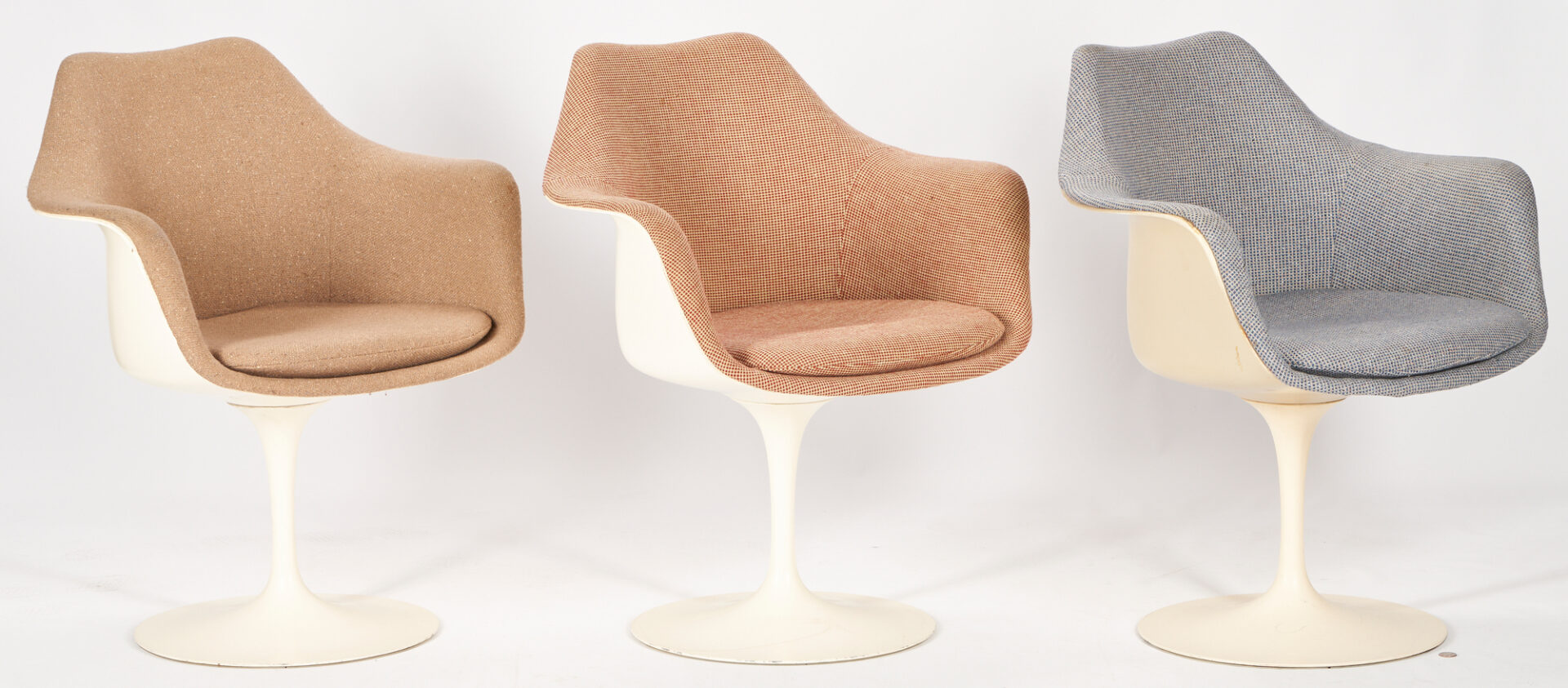 Lot 524: 6 Eero Saarinen for Knoll Swivel Tulip Arm Chairs, Model 150
