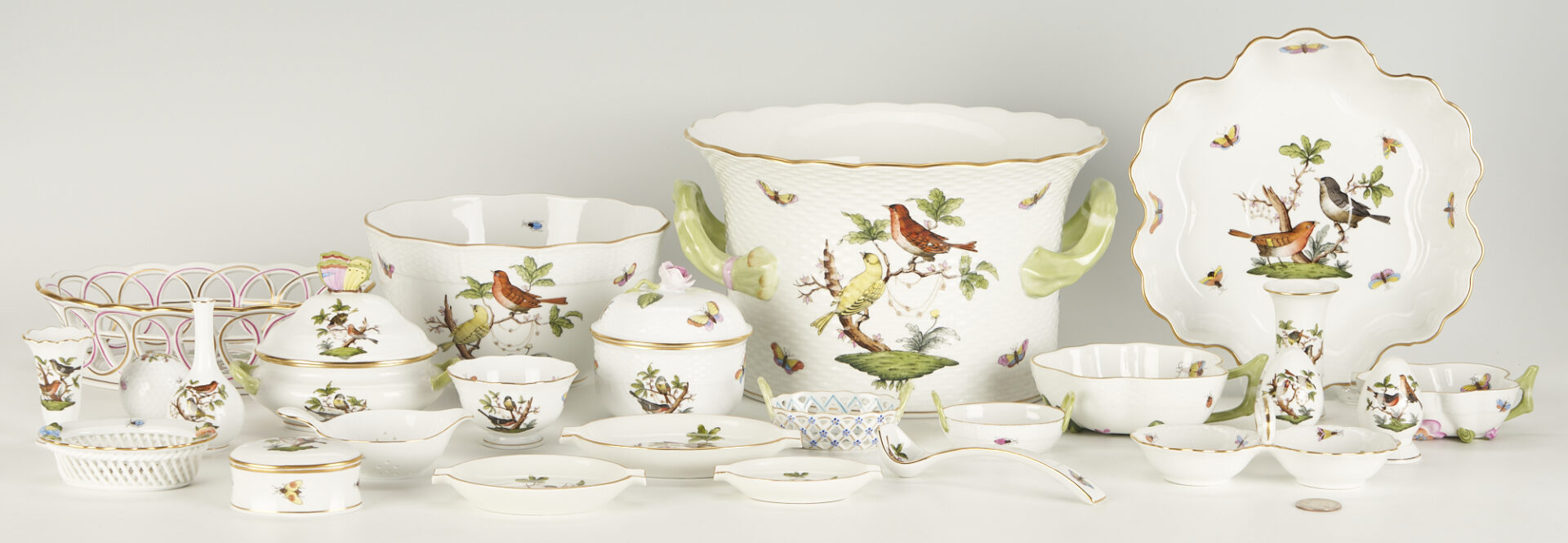 Lot 280: 25 Pcs. Herend Rothschild Bird Porcelain, incl. Serving Ware & Decorative Items
