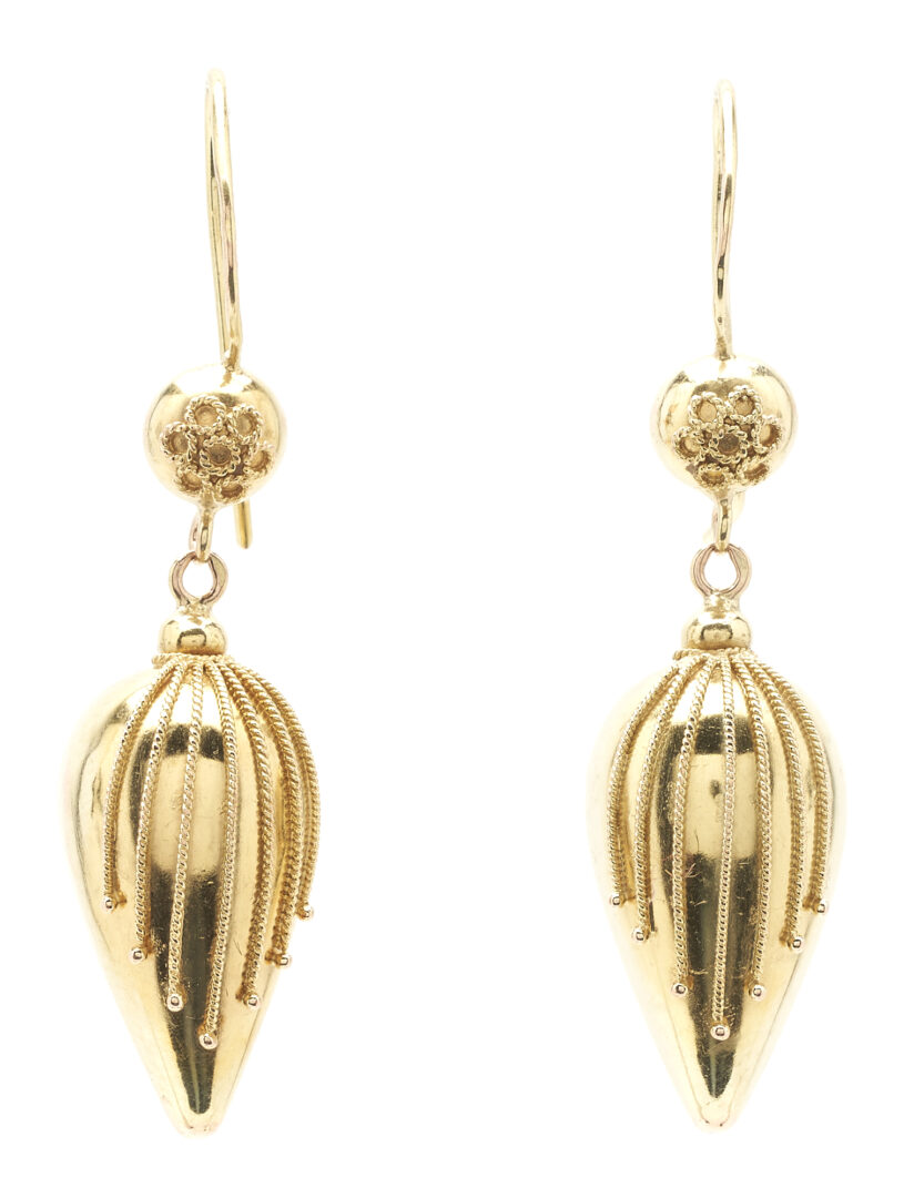 Lot 902: 4 Pairs of Ladies Gold & Silver Earrings