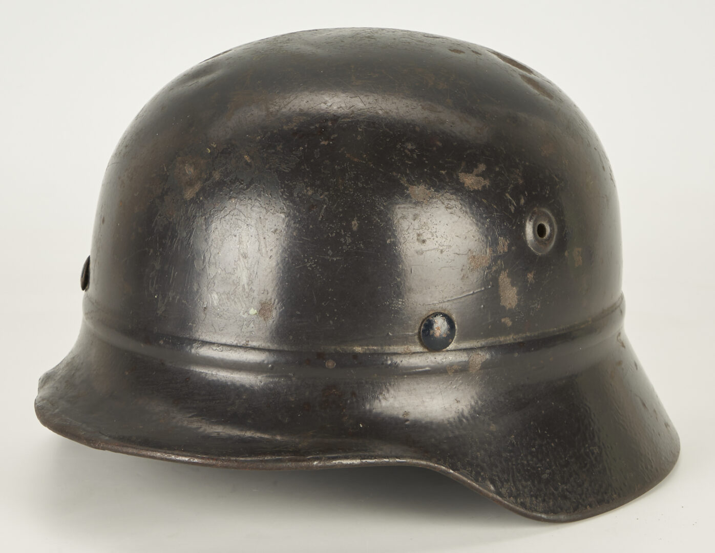 Lot 604: Collection of WWII & WWI Items: Helmet, Dagger, Bayonets & Buckles