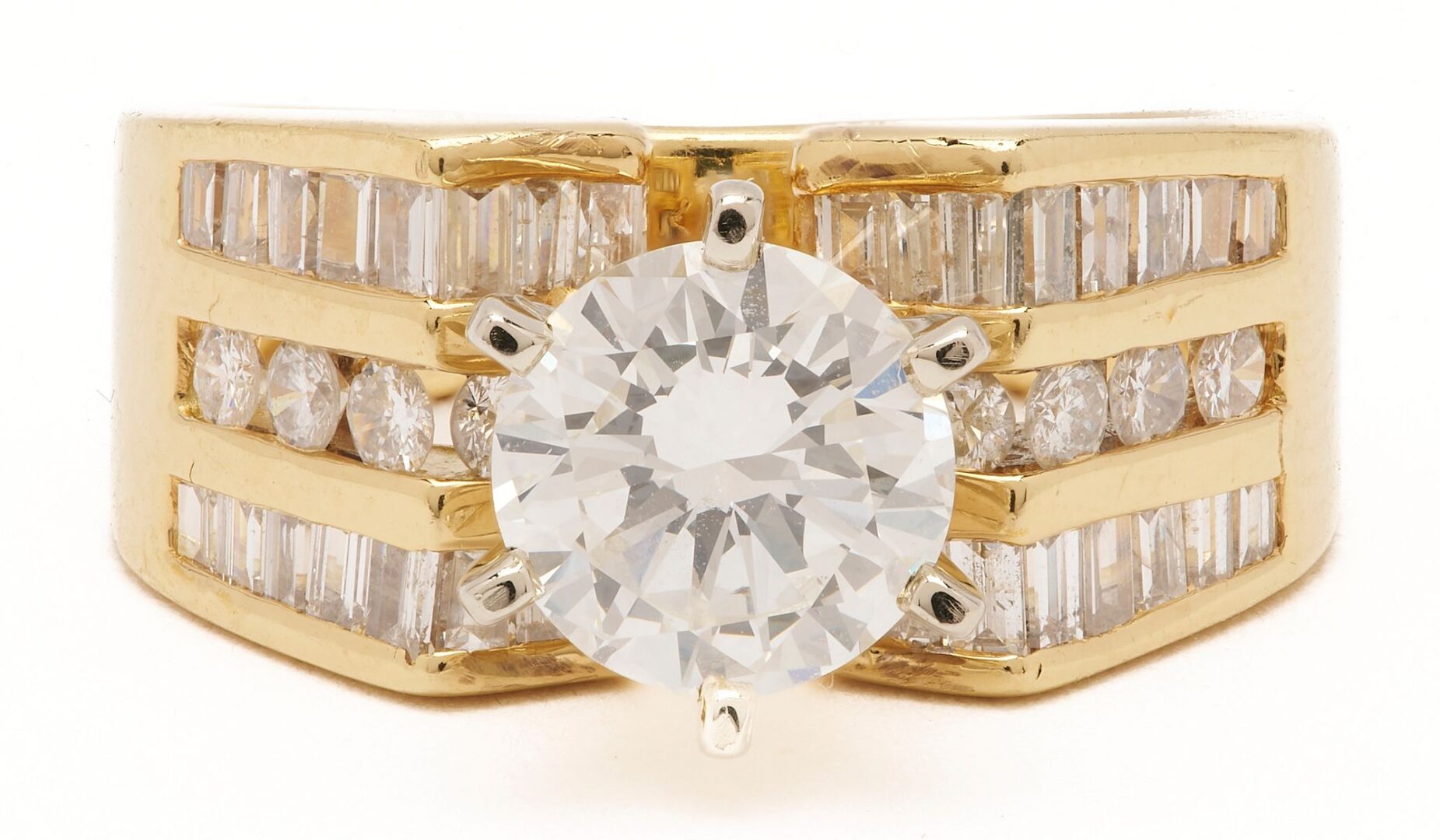 Lot 37: 18K Gold & Round Cut Diamond Ring