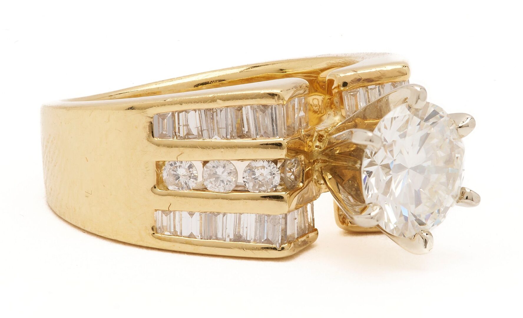 Lot 37: 18K Gold & Round Cut Diamond Ring