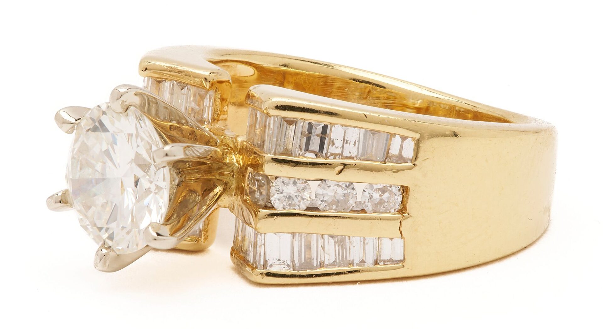 Lot 37: 18K Gold & Round Cut Diamond Ring