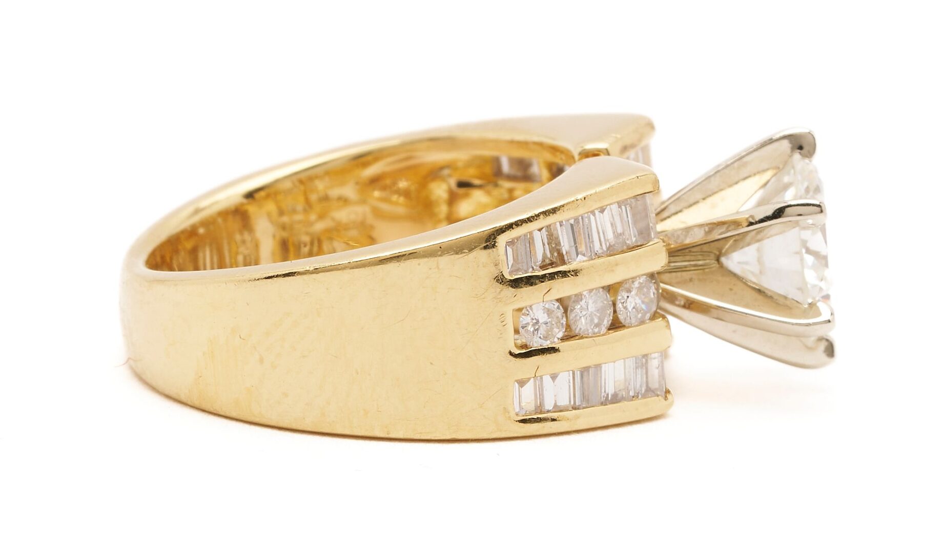 Lot 37: 18K Gold & Round Cut Diamond Ring