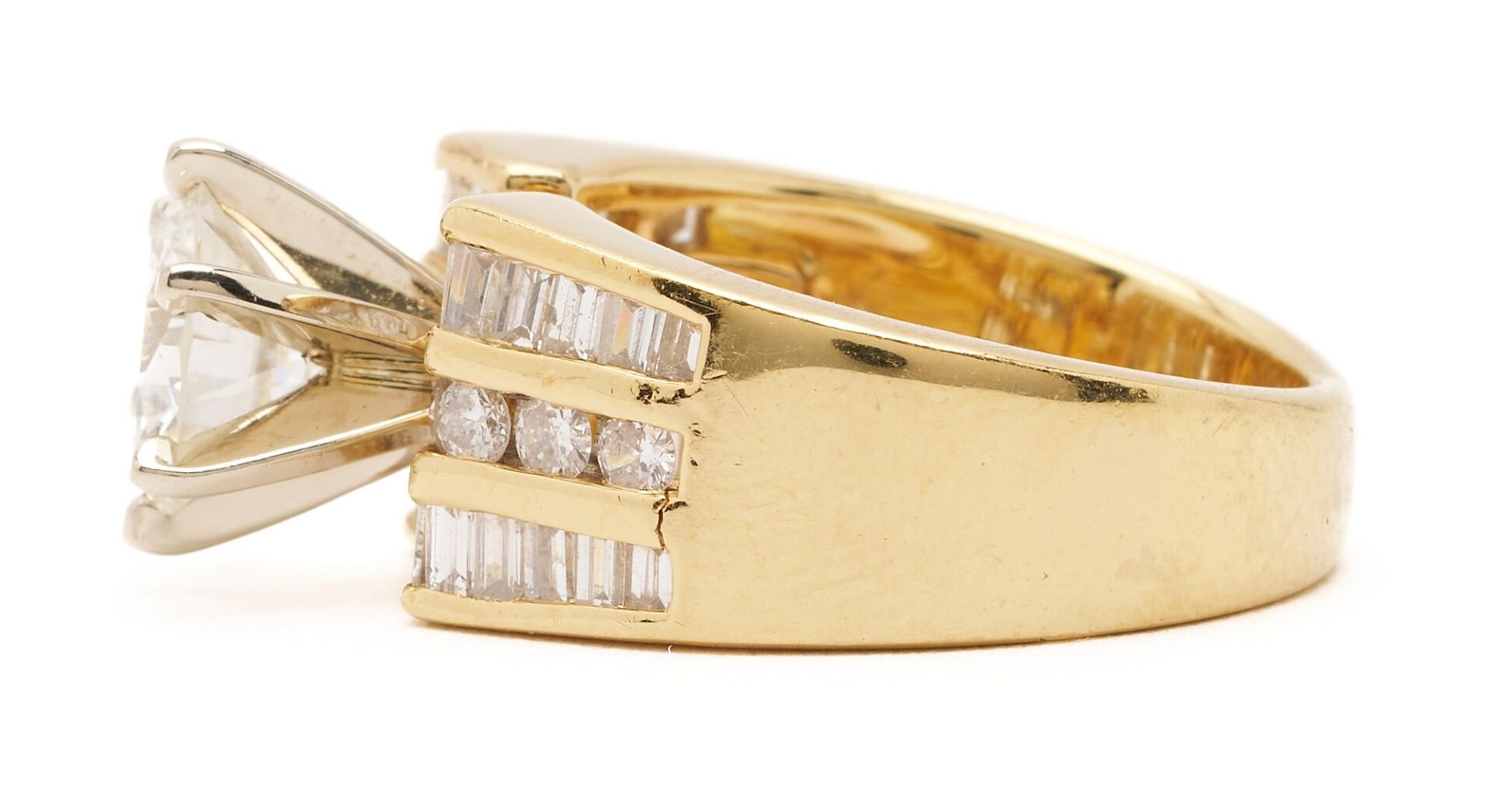 Lot 37: 18K Gold & Round Cut Diamond Ring