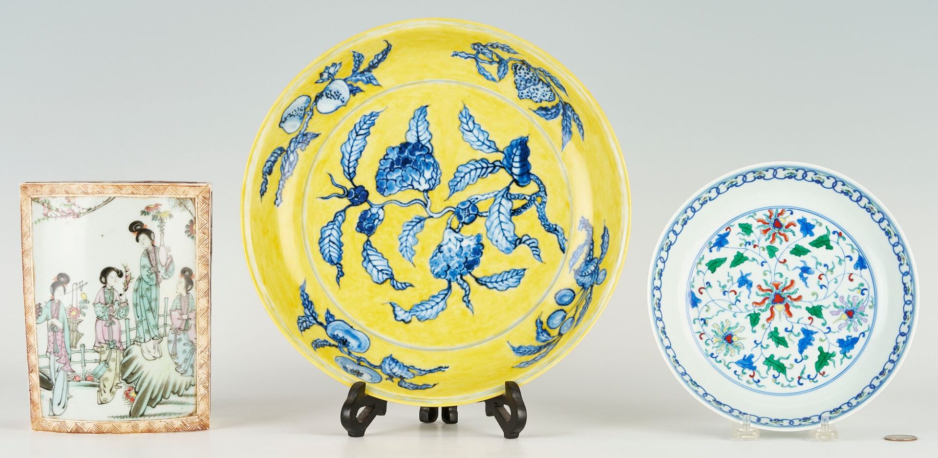 Lot 880: 3 Chinese Porcelain Decorative Items