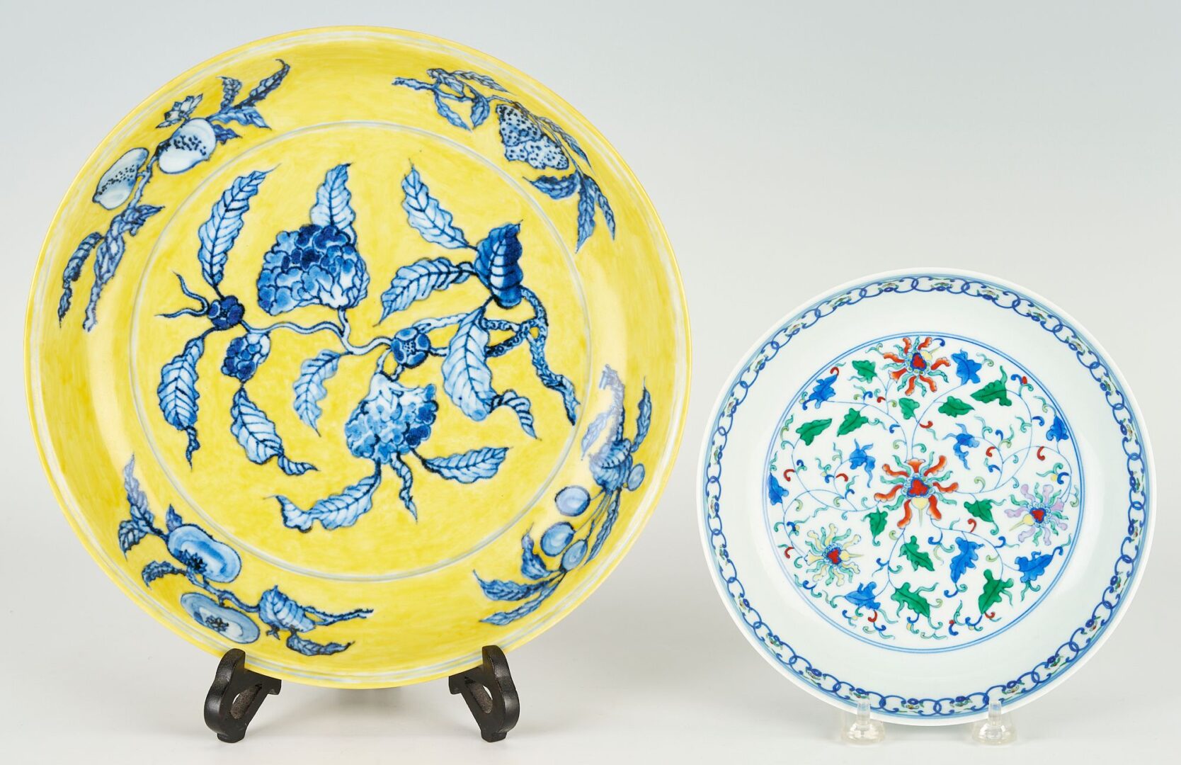 Lot 880: 3 Chinese Porcelain Decorative Items